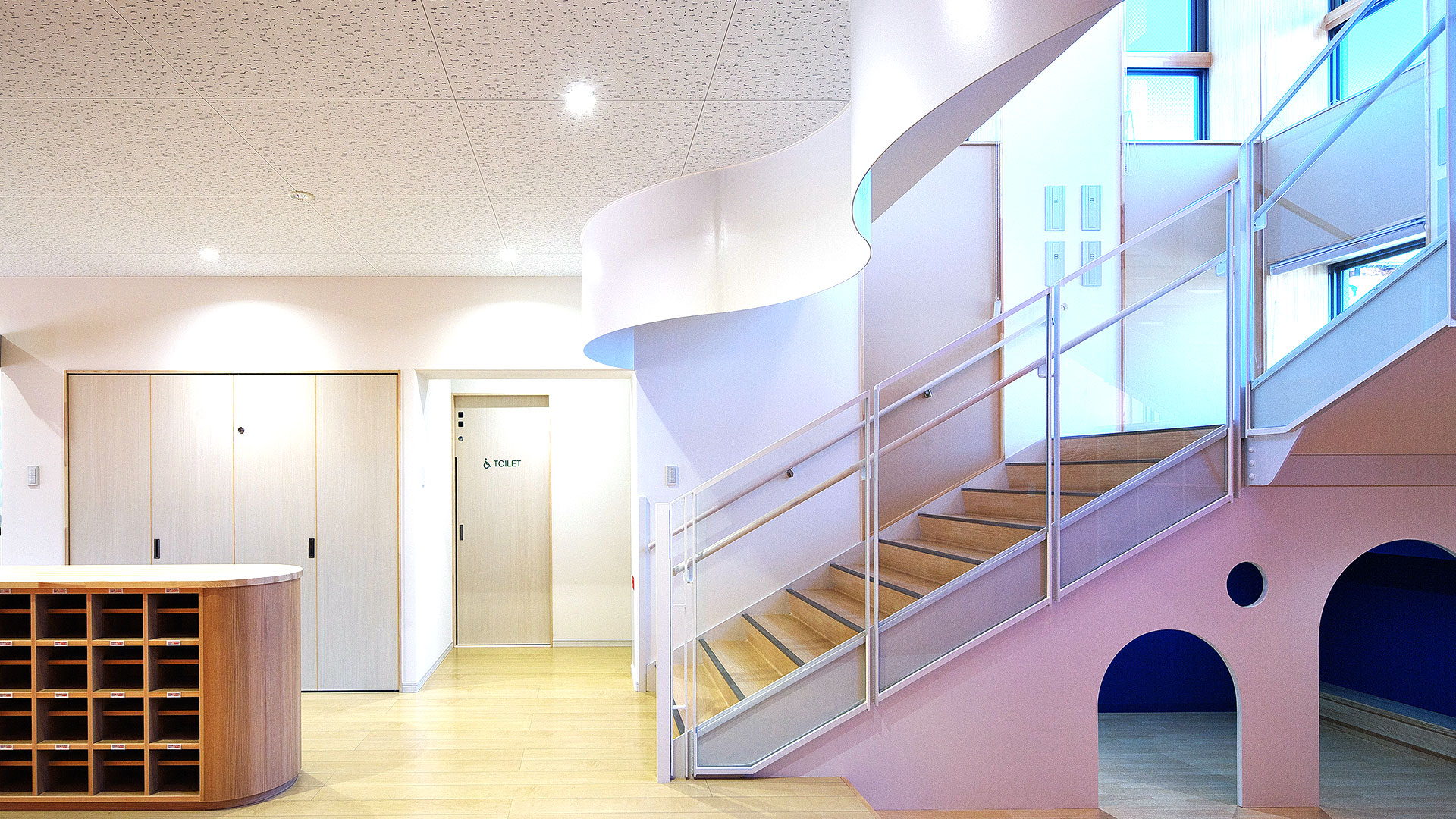 園舎エントランス・夜景