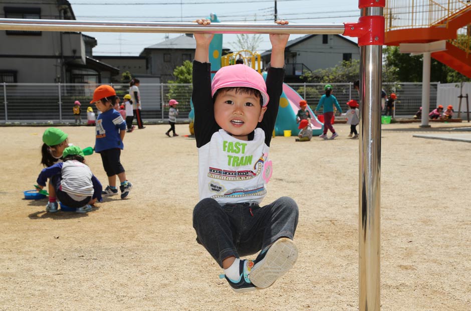 鉄棒で遊ぶ園児