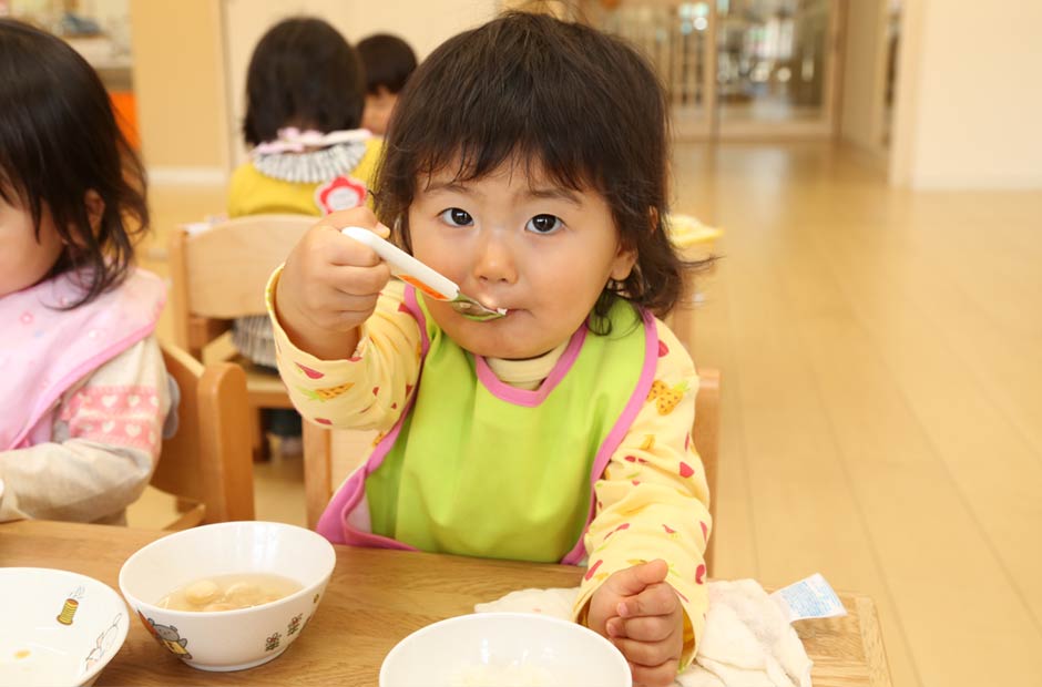 給食を食べる園児