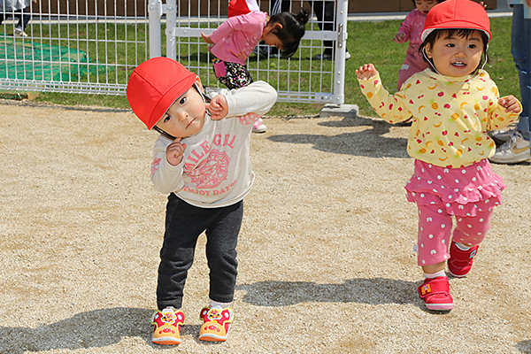 園庭で遊ぶ園児